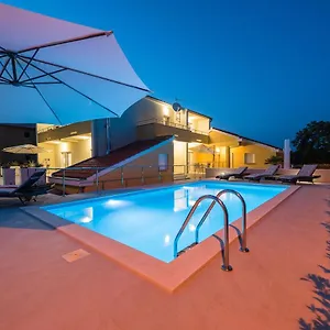 Petra S Bazenom, Rostiljem I Parkingom Apartment Zadar